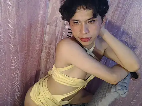 UrasianFemboy 网络视讯表演