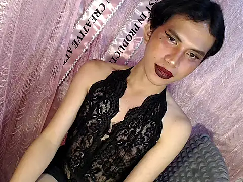 UrasianFemboy: διαδικτυακό σόου στην κάμερα