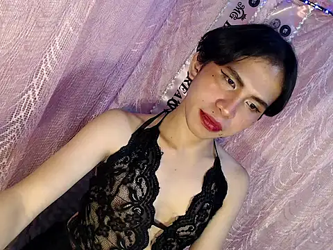 UrasianFemboy: διαδικτυακό σόου στην κάμερα