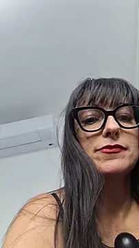 Lucy-MILF Adlı Modelin Canlı XXX Sohbeti