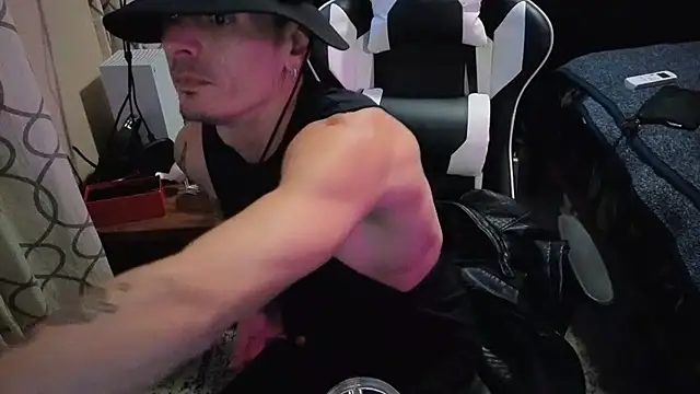 הופעת וובקאם של NEWHUNGBOY