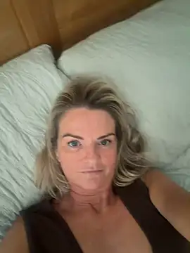 Holly-BlondeMILF44 Show in webcam