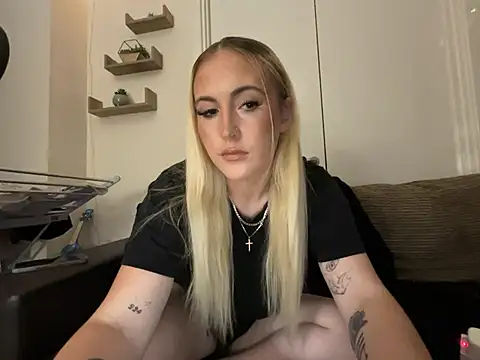 BaddieRiRi224 webcam show