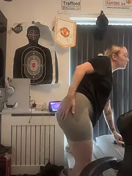 BaddieRiRi224's Live Sex Cam Show