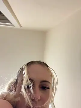 BaddieRiRi224 Show in webcam