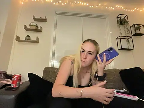 BaddieRiRi224 – webcam-show