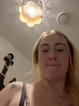 BaddieRiRi224 Show in webcam