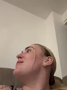 Show modela BaddieRiRi224 na web-kameri