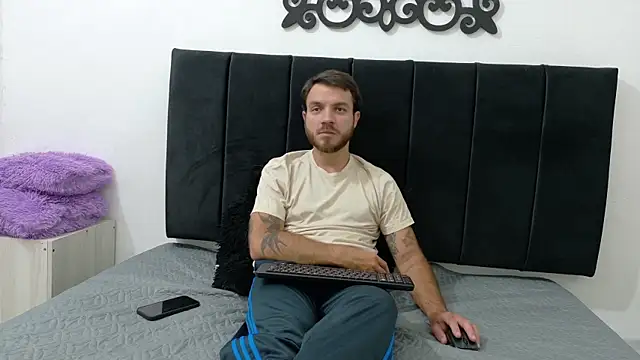 הופעת וובקאם של Santhiago_Jonnes