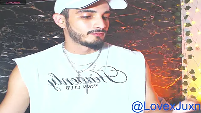Show modela LovexJuxn77 na web-kameri