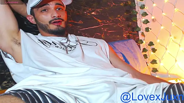 Show modela LovexJuxn77 na web-kameri