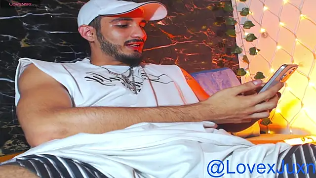 Show modela LovexJuxn77 na web-kameri
