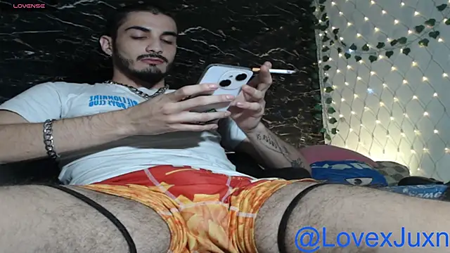 Show modela LovexJuxn77 na web-kameri