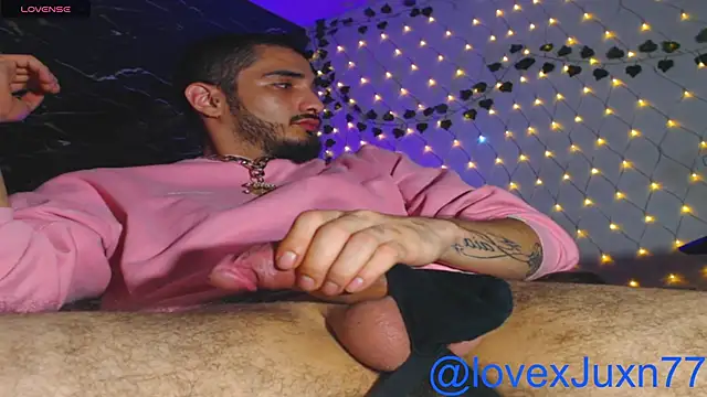 Show modela LovexJuxn77 na web-kameri