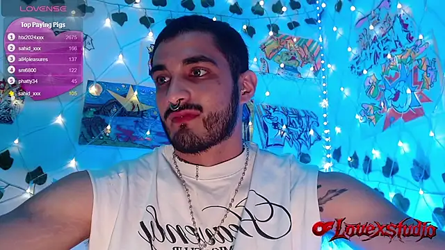 Show modela LovexJuxn77 na web-kameri