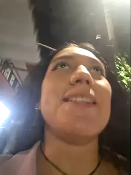 Evelyn_outdoors Show in webcam