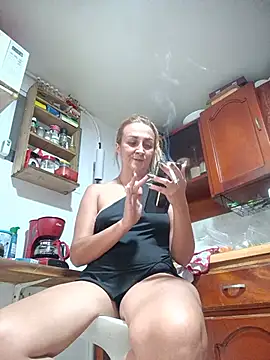 adri_smoke Adlı Modelin Web Kamerası Şovu