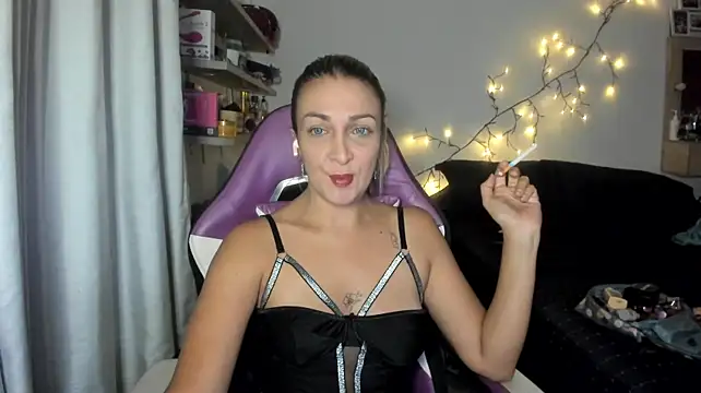 הופעת וובקאם של adri_smoke