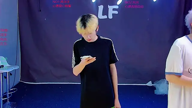 LF-boy Show in webcam