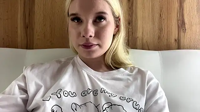 CarmellaCerra's Webcam Show