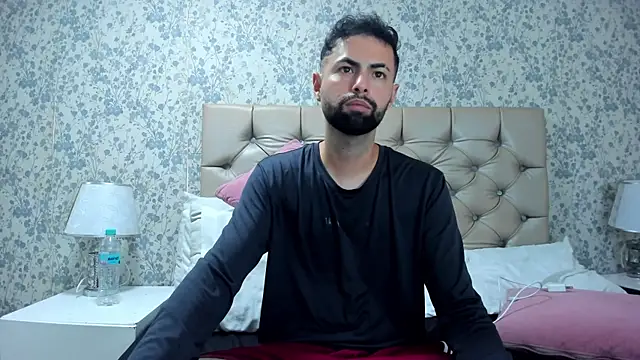 AndrewCrooss Show in webcam