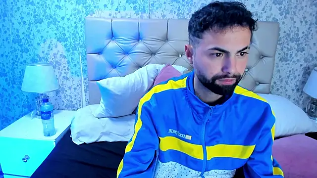 AndrewCrooss Show in webcam