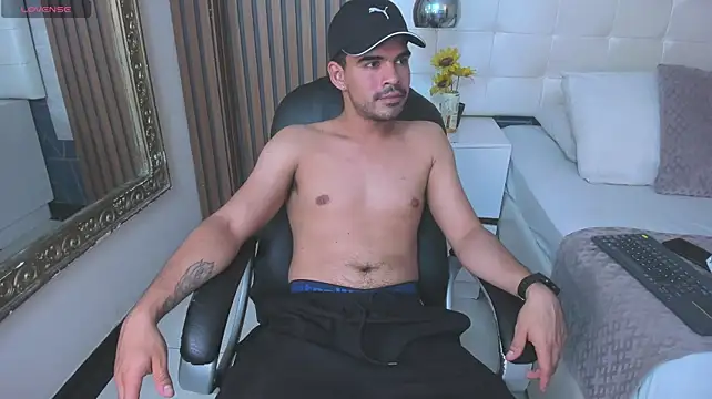 Show modela DaviidClarck na web-kameri