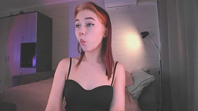 cute1yoga webcam show