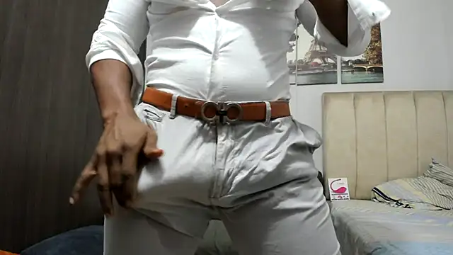 Roccoblack24cm: διαδικτυακό σόου στην κάμερα