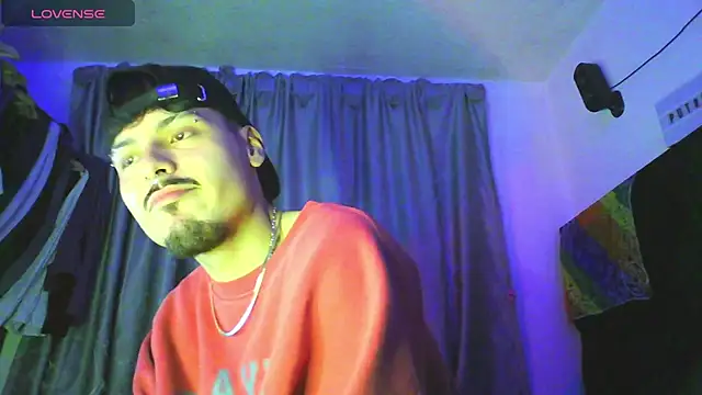 Hidden_Milan04's Webcam Show