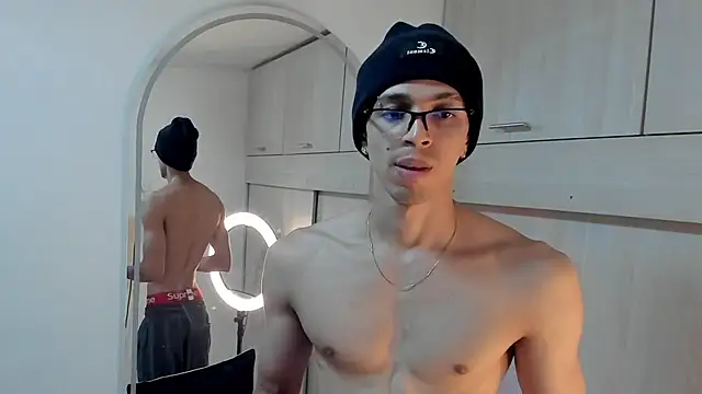 Mheysam_Youngerxn Webbikameraesitys