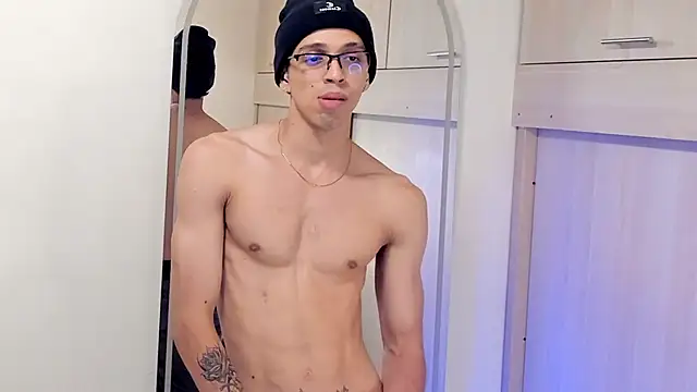 Mheysam_Youngerxn Webbikameraesitys