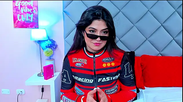 Chat +18 de NahomyAdams ao vivo