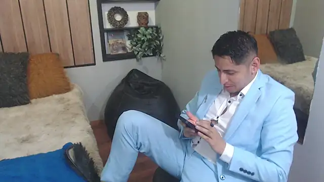 Show modela kevin_23_ na web-kameri