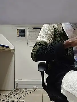 THATHAIRYTALLDUDE Show in webcam