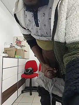 THATHAIRYTALLDUDE webcam show
