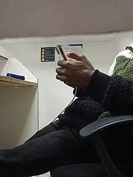 THATHAIRYTALLDUDE webcam show