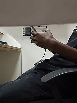 THATHAIRYTALLDUDE: διαδικτυακό σόου στην κάμερα