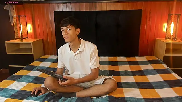 Im_Kael_ Show in webcam
