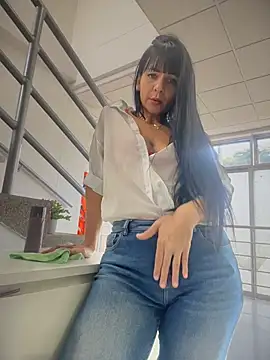 Chat +18 de LuxeBrunetteXXX ao vivo