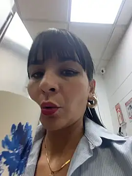 LuxeBrunetteXXX Chat XXX in diretta