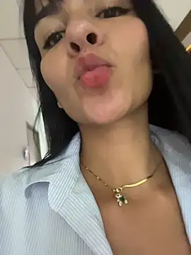 Chat +18 de LuxeBrunetteXXX ao vivo