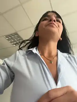 Pokazy przed kamerką – LuxeBrunetteXXX