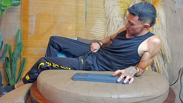 Show modela DemondSalvatore na web-kameri
