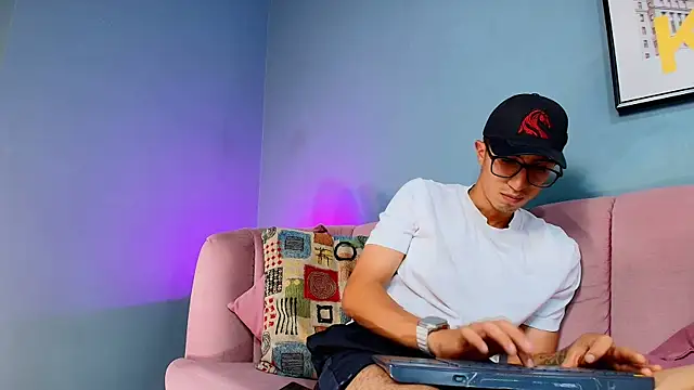הופעת וובקאם של Keny_Romero