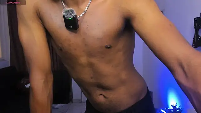 Show modela axelbycortez na web-kameri