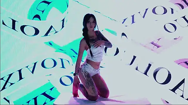 Show modela GIVENCHY-001 na web-kameri