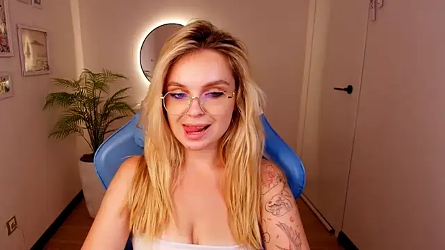 LanaR0se Show in webcam