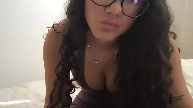 Alyiahdolll – webcam-show