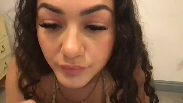 Alyiahdolll Show in webcam